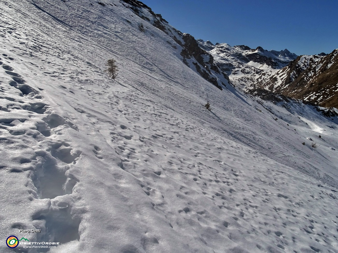 35 In ripida salita con attenzione  per Cima Valle .JPG -                                